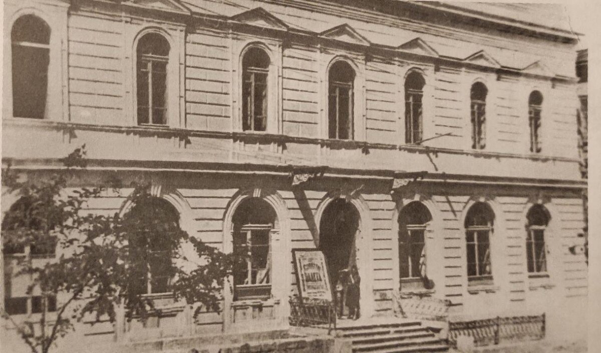 Дом, в котором располагался кинотеатр "Красный Луч", уже восстановленное (фото послевоенное)