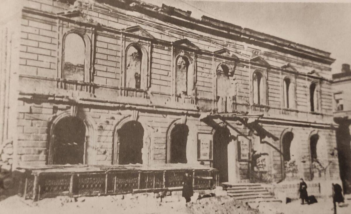 Дом, в котором располагался кинотеатр "Красный Луч" (фото послевоенное)