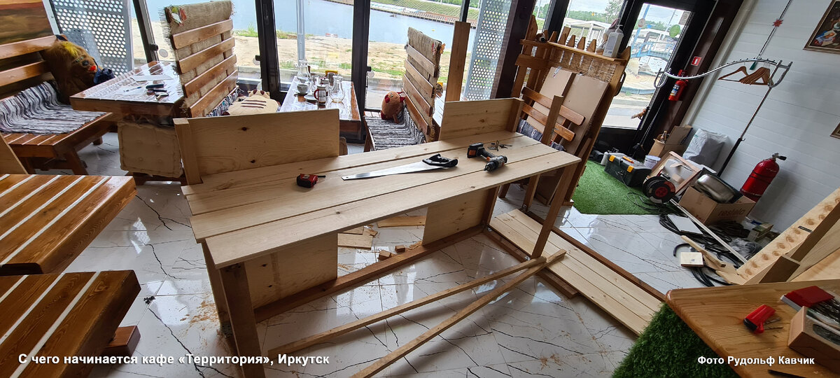 С чего начинается кафе? Есть идея! А теперь берём инструменты и сами делаем, ключевое слово сами делаем, собственными руками. Знаете почему сами? Идея должна пройти через ваши руки, а не деньги, душу нужно вложить для успешного бизнеса. Деньги и дурак вложить может :) Кафе блин-компот. Иркутск, кафе Территория.