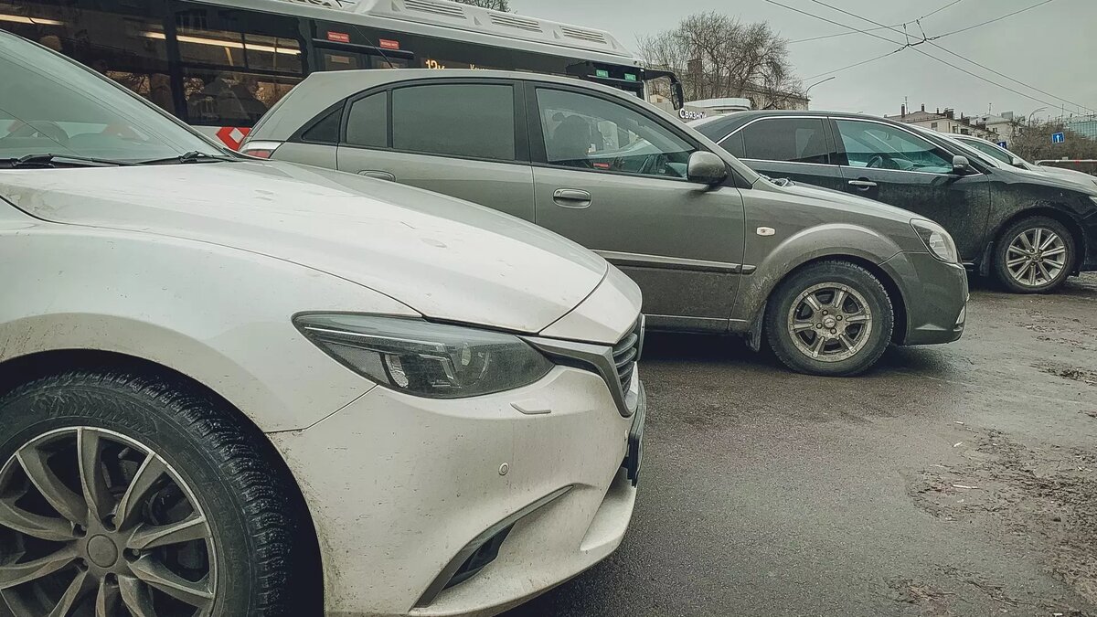     В столице Татарстана зафиксирована серьезная нехватка парковочных мест — проблему признали даже власти. Inkazan узнал у эксперта, почему для больших городов так актуален этот вопрос.