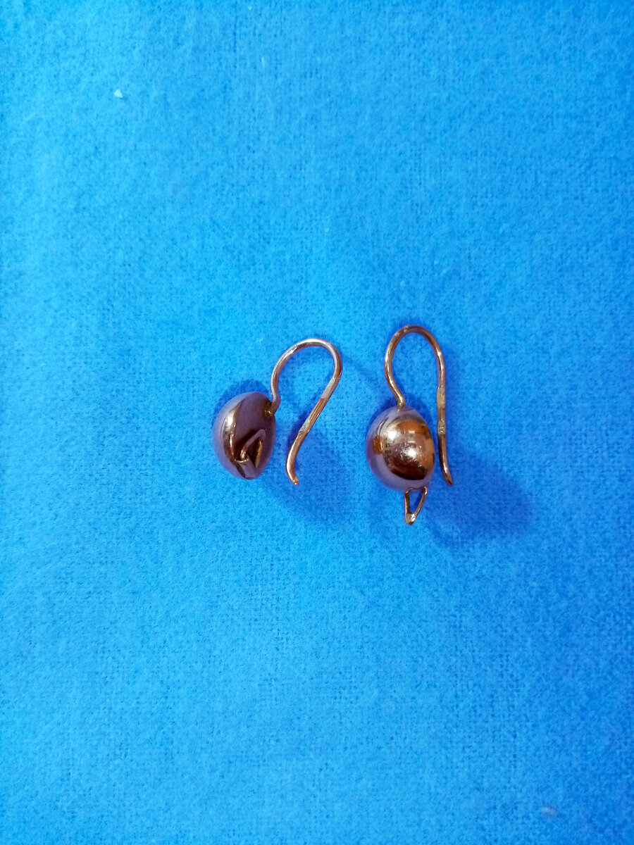 Серьги, которые дедушка подарил маме, сейчас у меня. Мы с ней как-то сразу поняли, что именно эти нравятся мне, а те, что с камушком, больше по душе маме. Думаю, дедушка на нас не в обиде. Мы сумели сохранить обе пары сквозь сложные времена. 