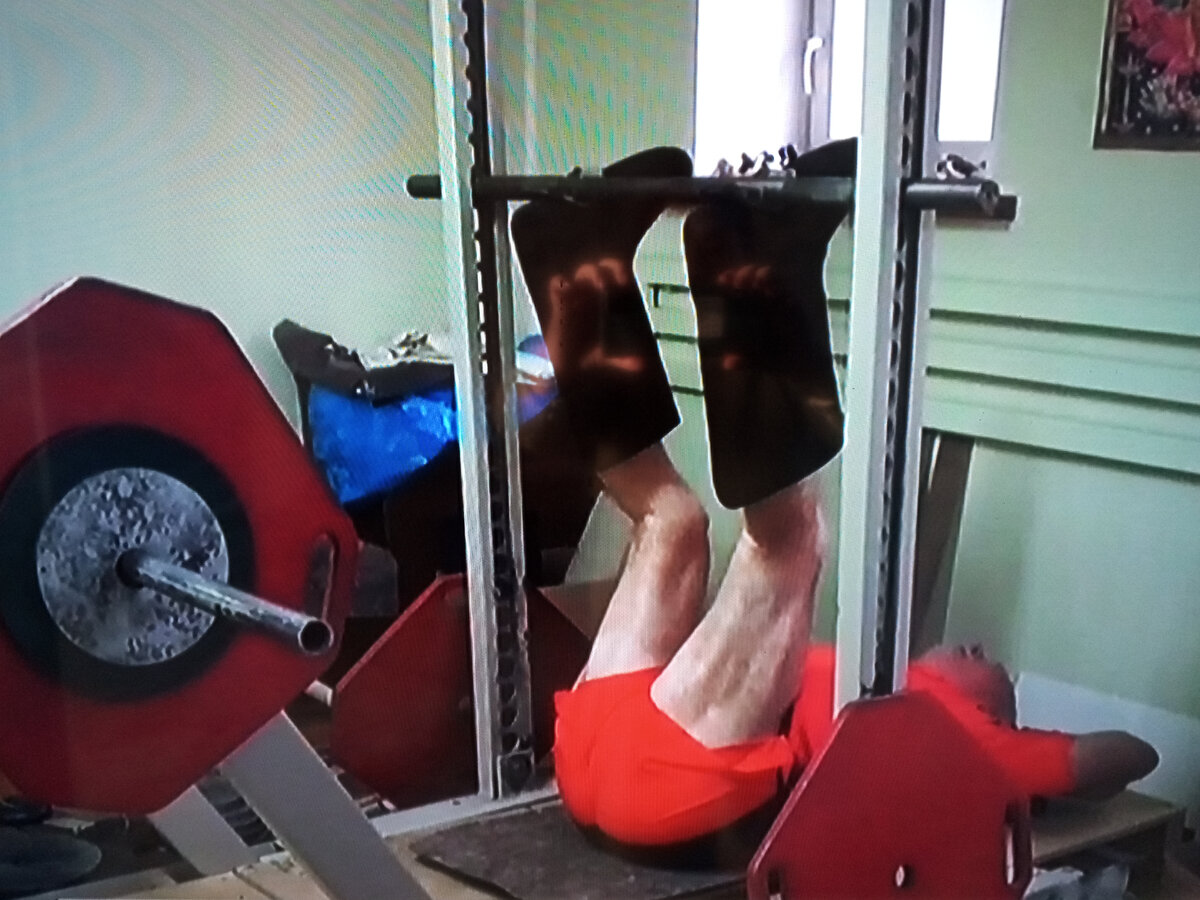 Геннадий Малахов в валенках 