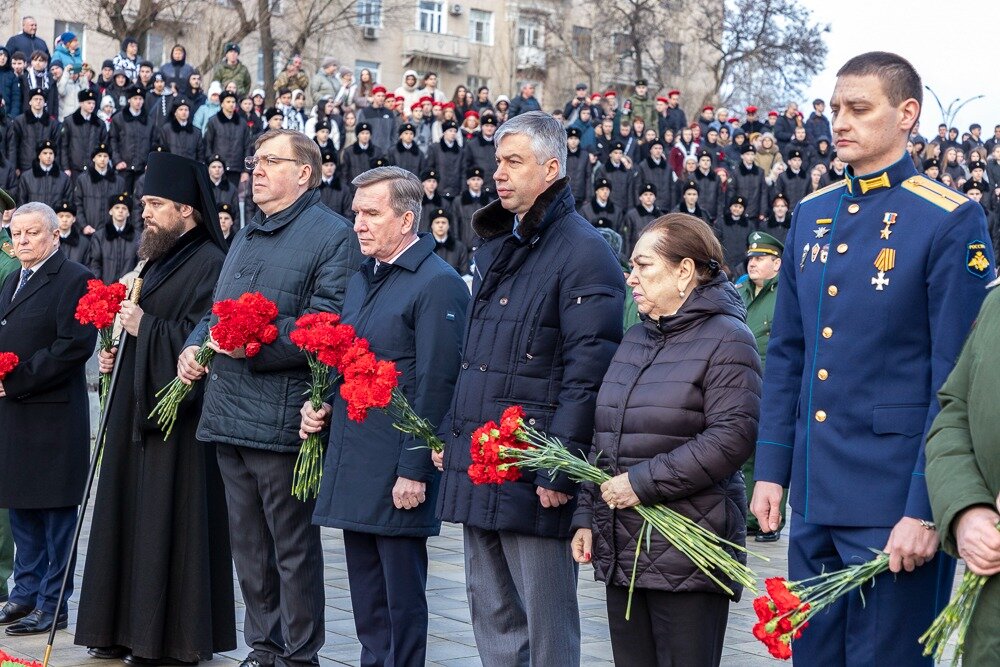    На возложении не было губернатора