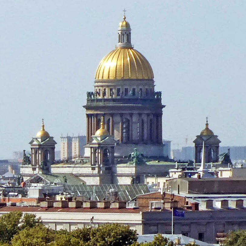 Санкт-Петербург, Исаакиевский собор. Золочение выполнялось огневым методом: на медные листы наносили сплав золота с ртутью, которую потом выпаривали. Израсходовали 100 кг золота.
