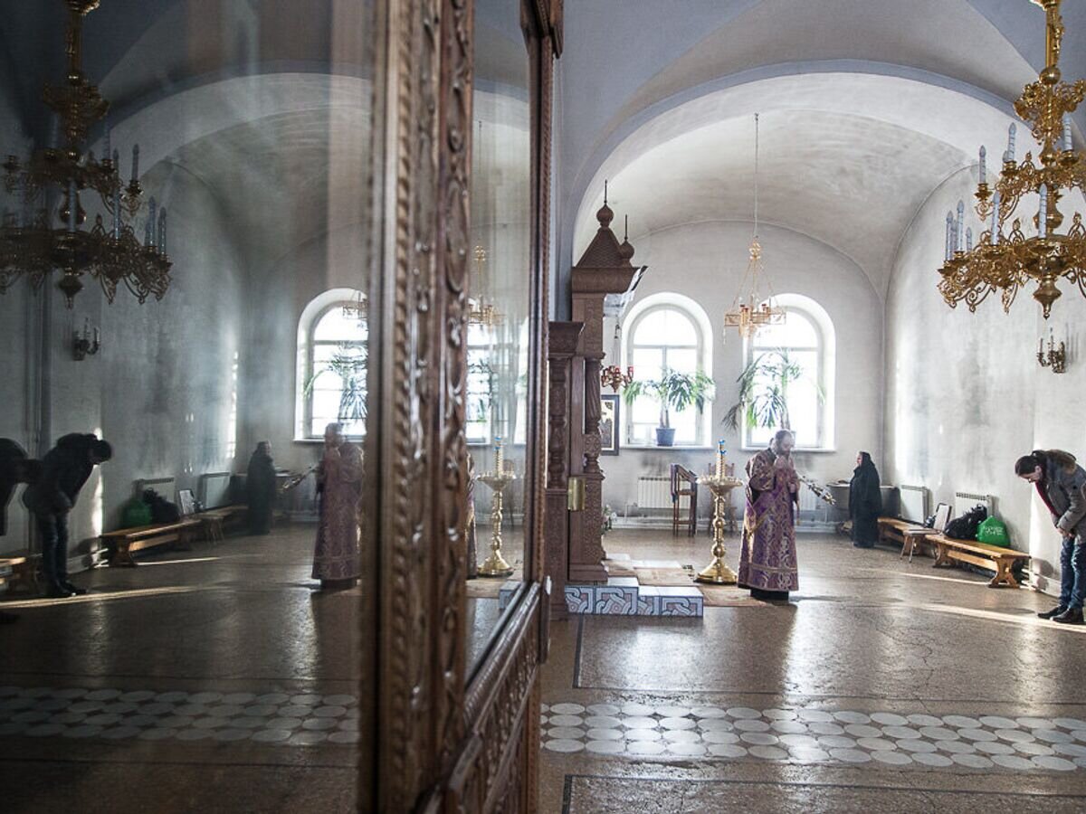    Трудники и монахи монастыря на богослужении© РИА Новости / Алексей Михеев