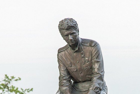    Памятник военным лётчикам в Киеве