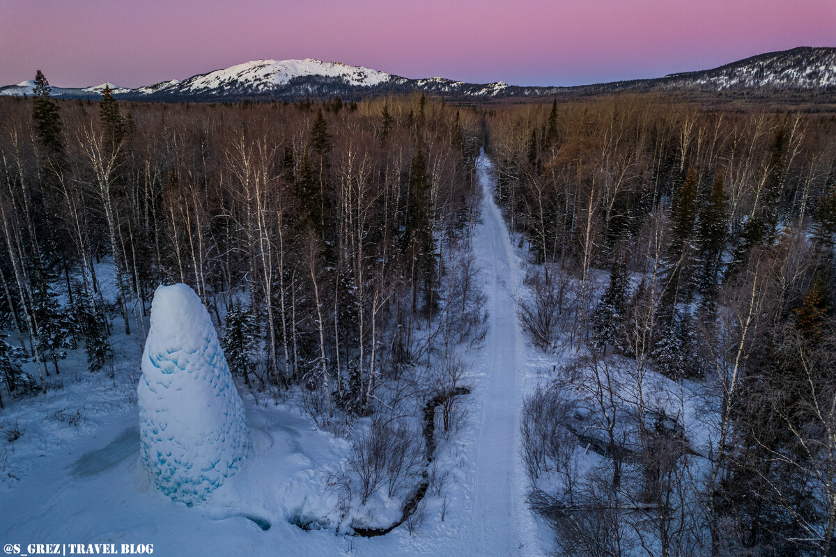 Ледяной фонтан на рассвете, на фоне вершин тысячников на хребте "Большая Сука".