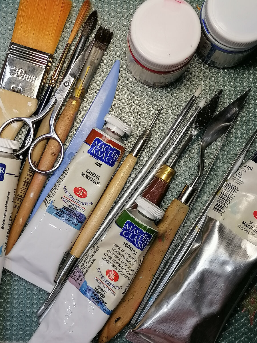 Инструментов и красок много не бывает🤭. 