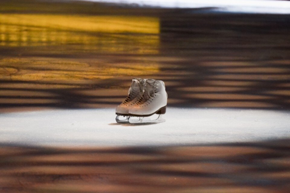    Девушка не смогла докатать программу - покинула лед при помощи своей команды. Даниил ОПАРИН