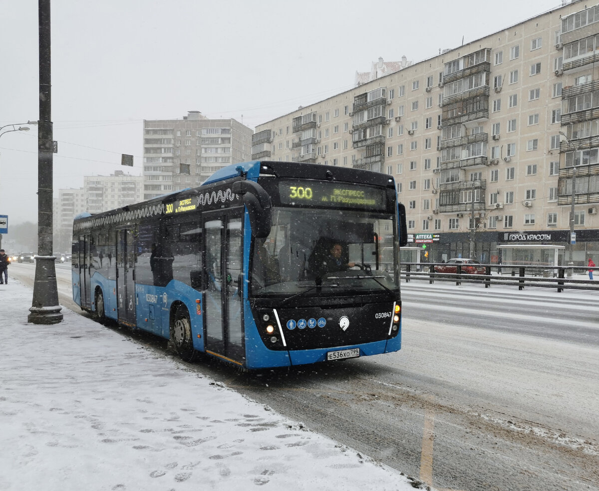 Автобус 030847 НефАЗ-5299-40-52 на маршруте № 300 на улице Народного Ополчения.