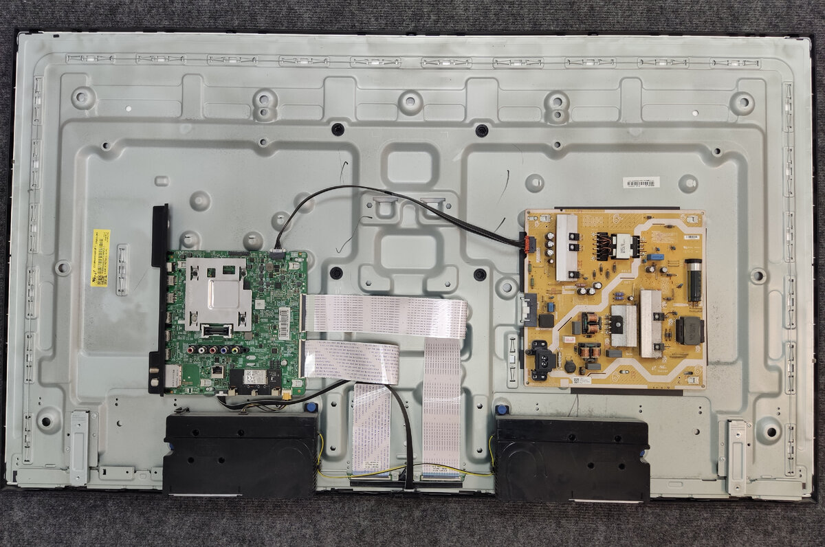 SAMSUNG UE50RU7170U со снятой задней крышкой. 