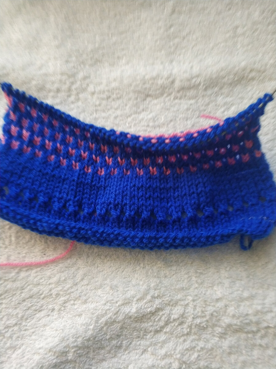 Рисунок провязывается  2 ряда синим ,2ряда розовым .1,2 ряд синим лицевая гладь.3 ряд розовый цвет 1 лицевая 1 снять нить за работой.2 ряд1 изнаночная 1 снять нить перед работой.5,6 ряд синий  .7,8 ряд розовым как 3,4 ряд следить чтобы рисунок был в шахматном порядке.Вяжем до затылка.Затем убавляем в каждом лицевом ряду по 1 петле провязывая по 2 вместе с обеих сторон.