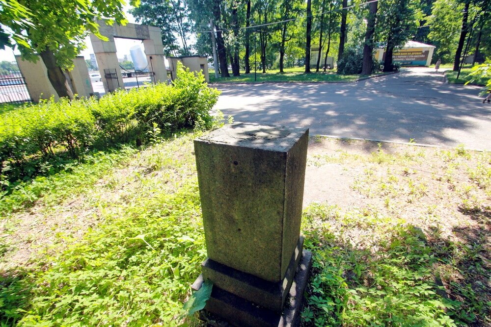 Пустой пьедестал в Парке Бабушкина. Фото Дмитрия Ратникова (изображение из интернета)