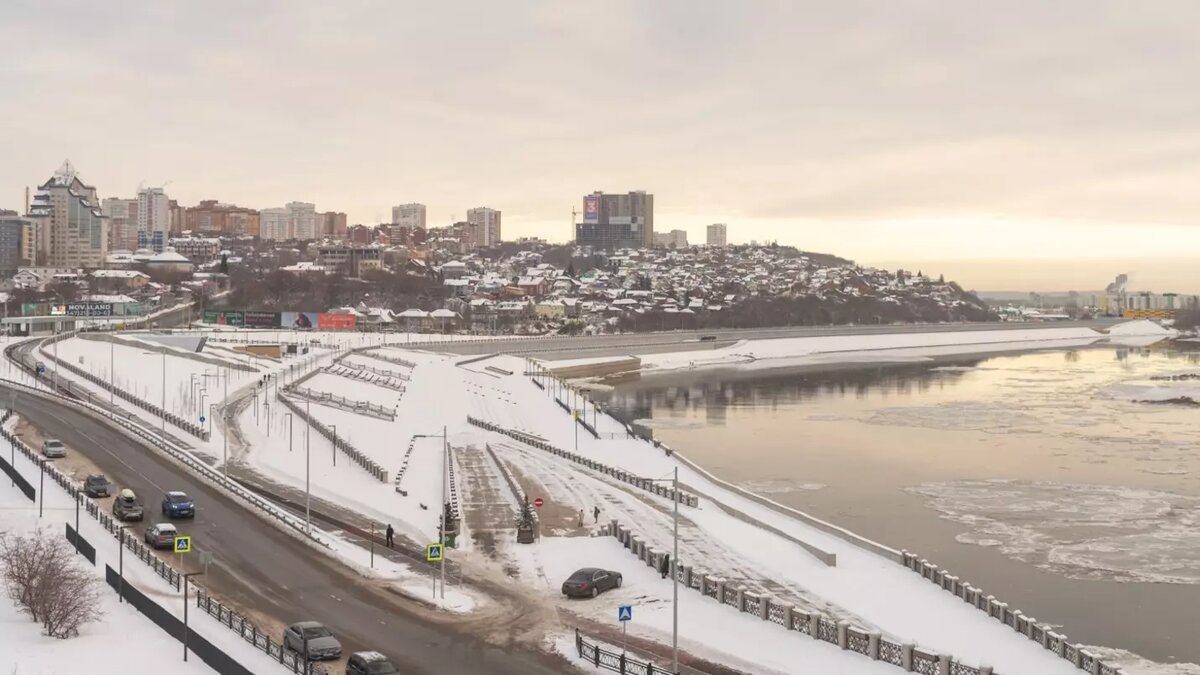     Жители микрорайона Нижегородка в Уфе пожаловались на очередной прорыв в городе. Проезжая часть рискует превратиться в каток, а после предстоящей ночи начнется «день жестянщика». Об этом пишет портал UTV.