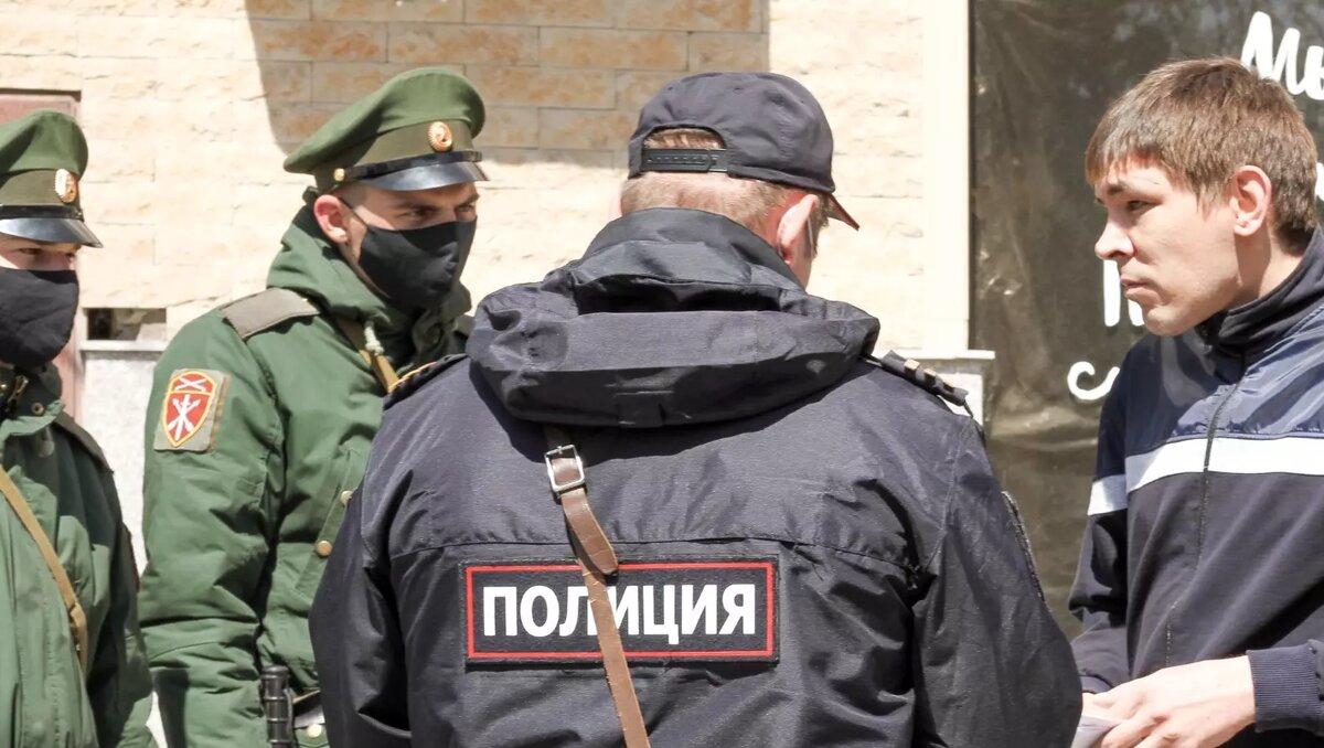    Неизвестные устроили погром у здания правительства региона, тем временем полиция провела массовой рейд среди горожан, а в части Ростовской области ввели режим ЧС из-за затоплений домов и школы.