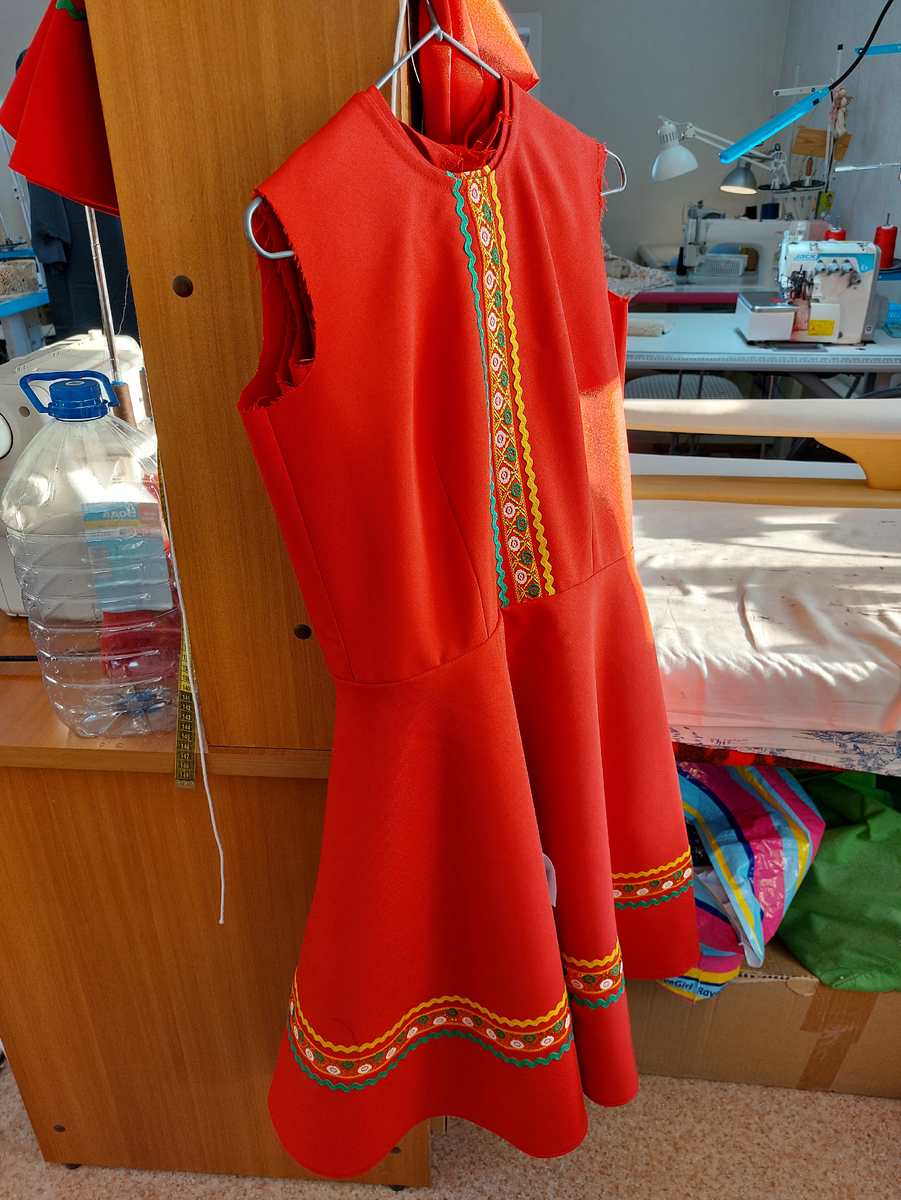 Ателье шьет пальто. Пошив одежды. Мастер по пошиву одежды. Мастер класс по шитью. Примерка платья в ателье.