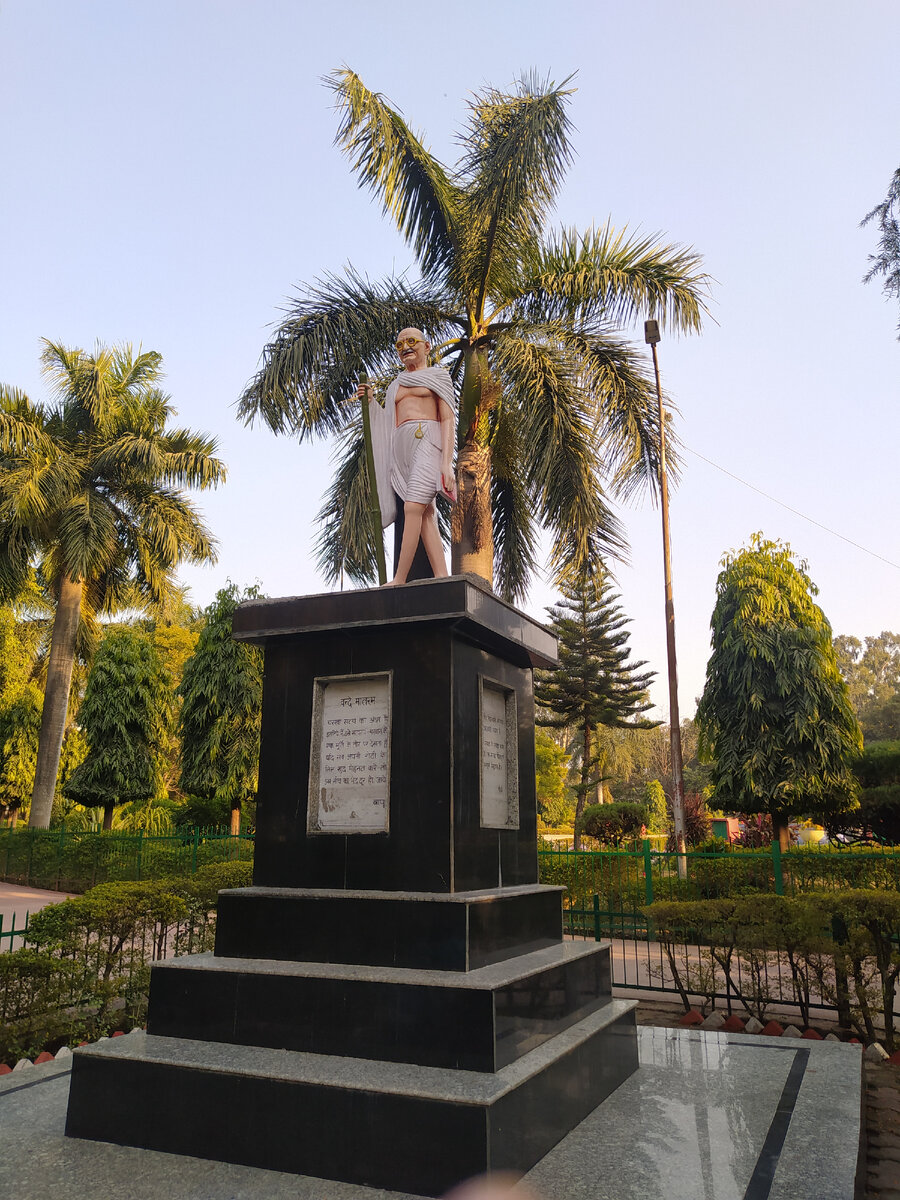 Фото автора. Памятник Махатма Ганди