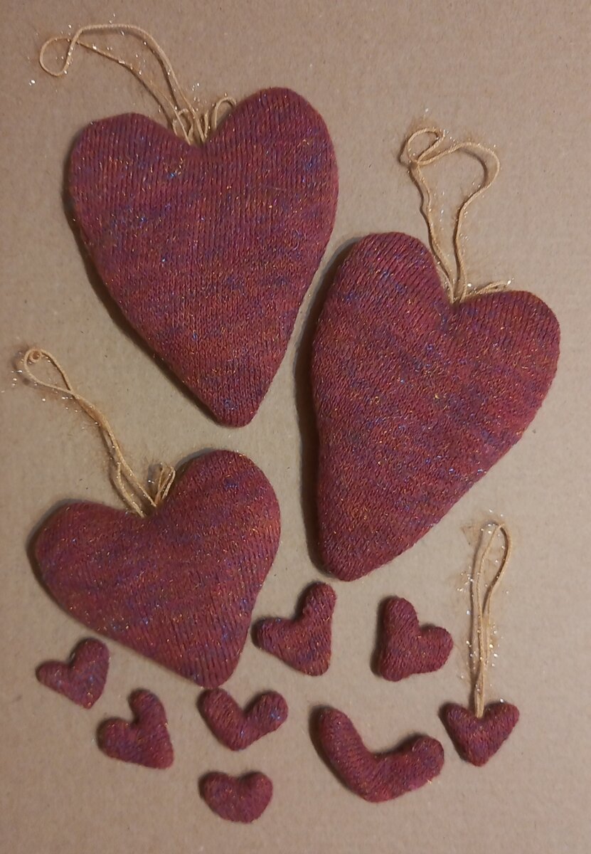 Сердечки из текстиля (размер и форма зависит от того какой лоскуток остался).