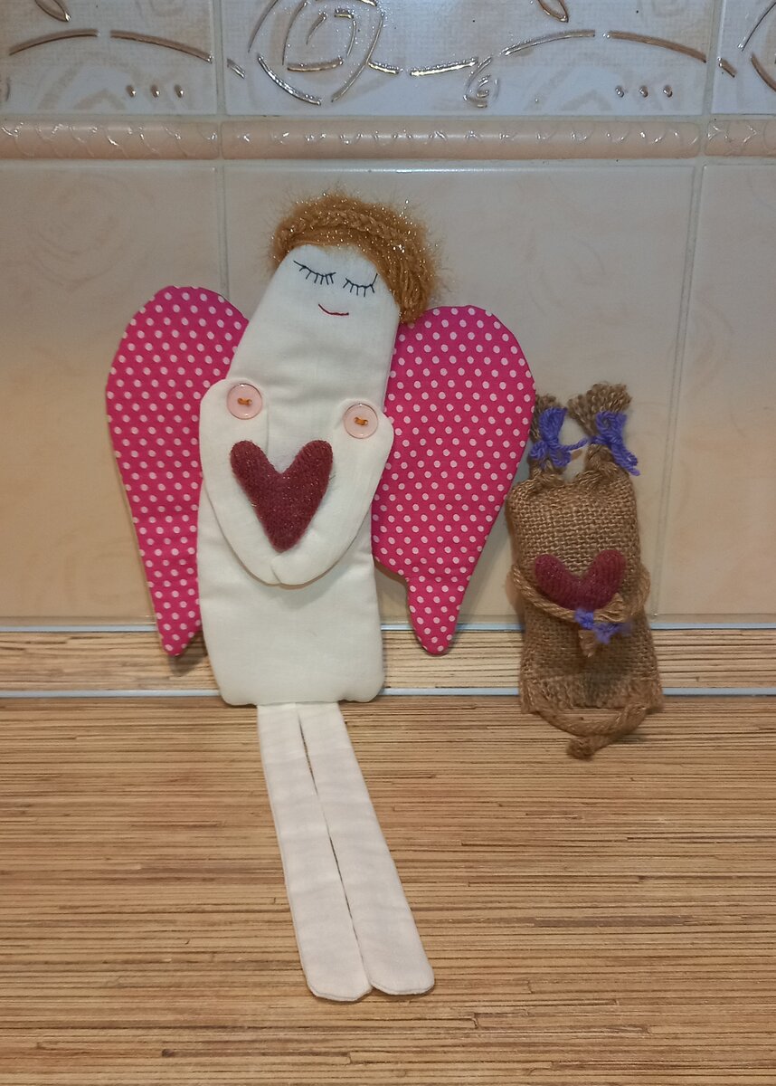 Это мои самодельные Ангелочек и Домовушечка. У каждого из них текстильное сердечко из фото выше (самые маленькие). Все работы в статье и фото автора.