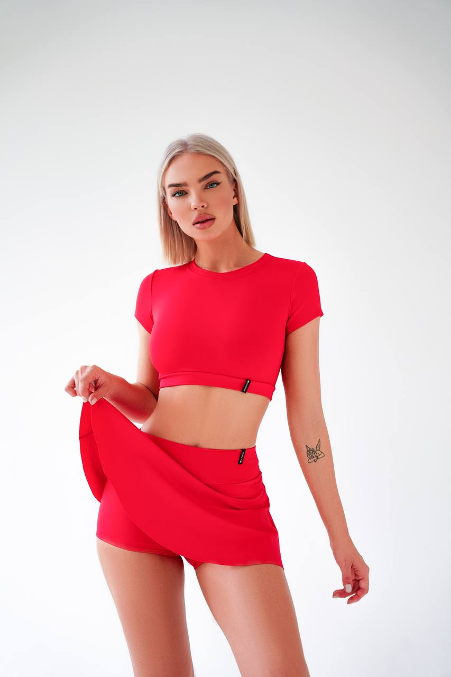 Современное белье не только красивое, но и удобное. На фото: юбка-шорты от российского бренда спортивной одежды Carrie Store. 