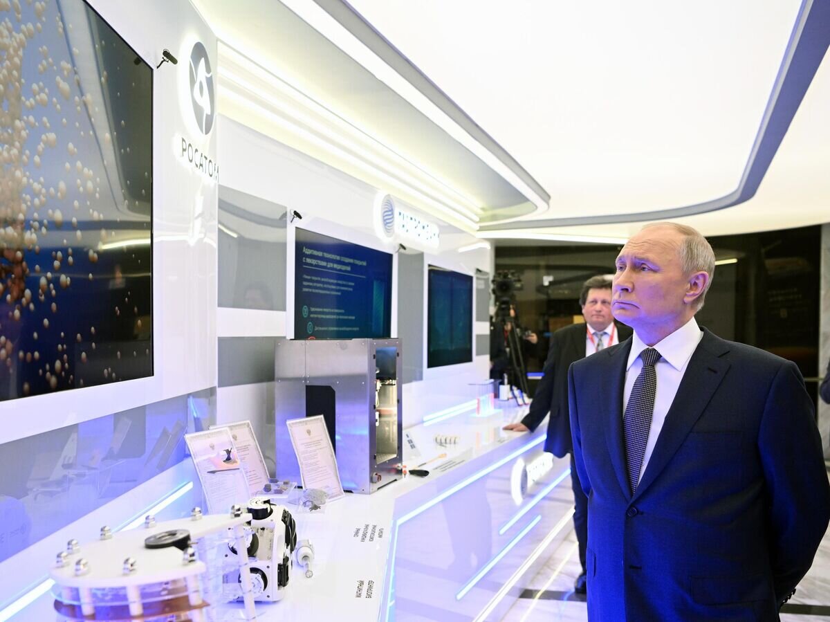    Президент РФ Владимир Путин во время осмотра выставки перед пленарным заседанием Форума будущих технологий© РИА Новости / Кристина Кормилицына