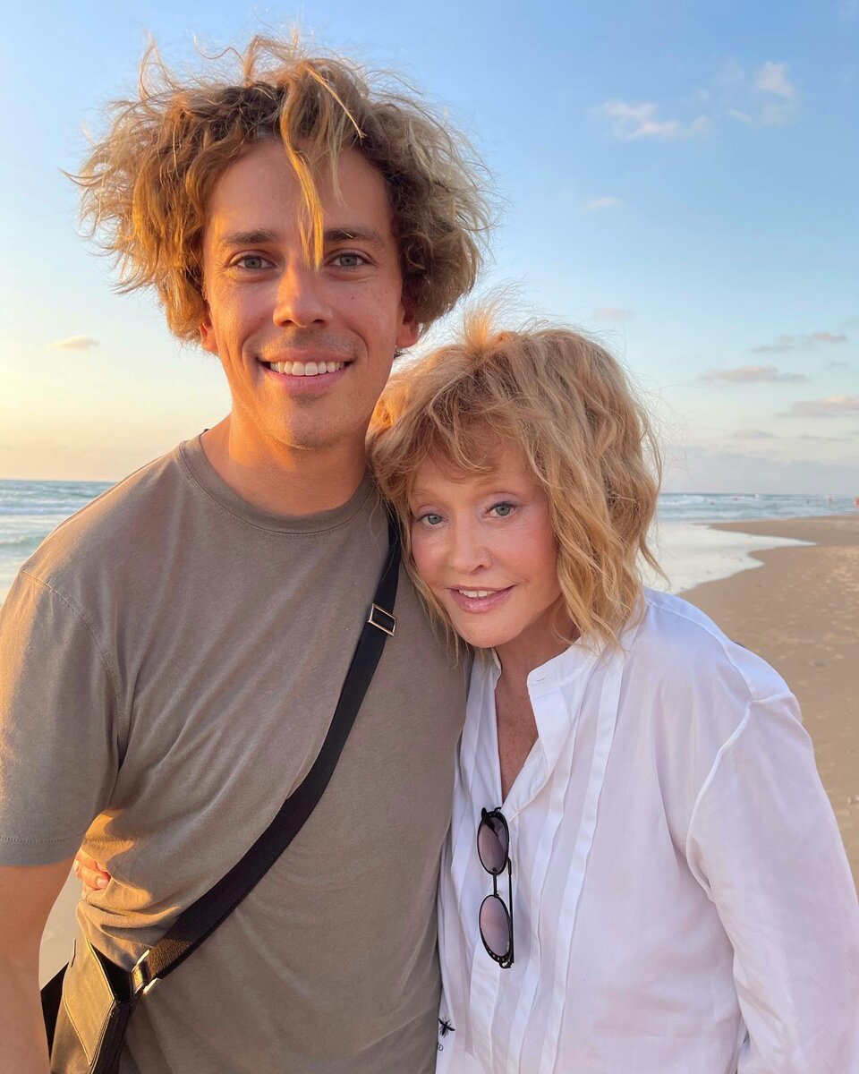 Пугачева 2023. Замок пугачева и галкин. Пугачева 2022. Давай аллу пугачеву. Пугачева 1994.