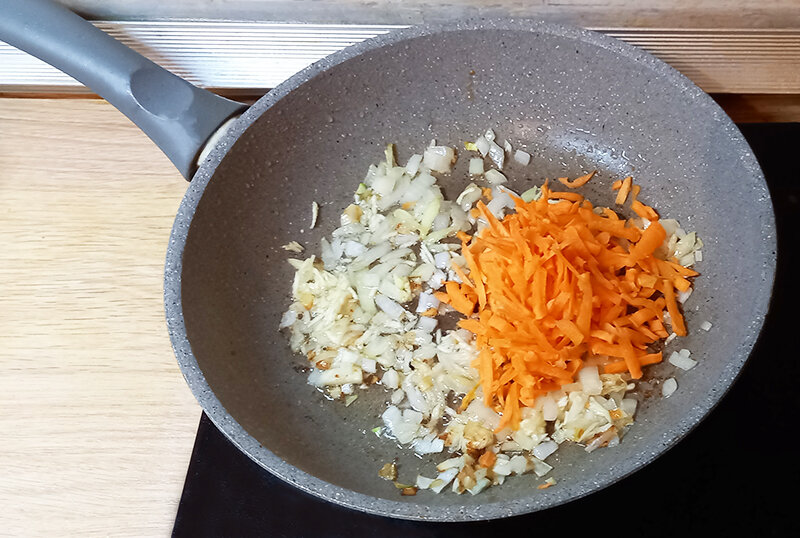 рыба с морковкой на сковороде. рыба в томатном соусе. скумбрия в духовке с морковью и луком. рыба тушеная с овощами. хек в томатном соусе с морковью и луком.