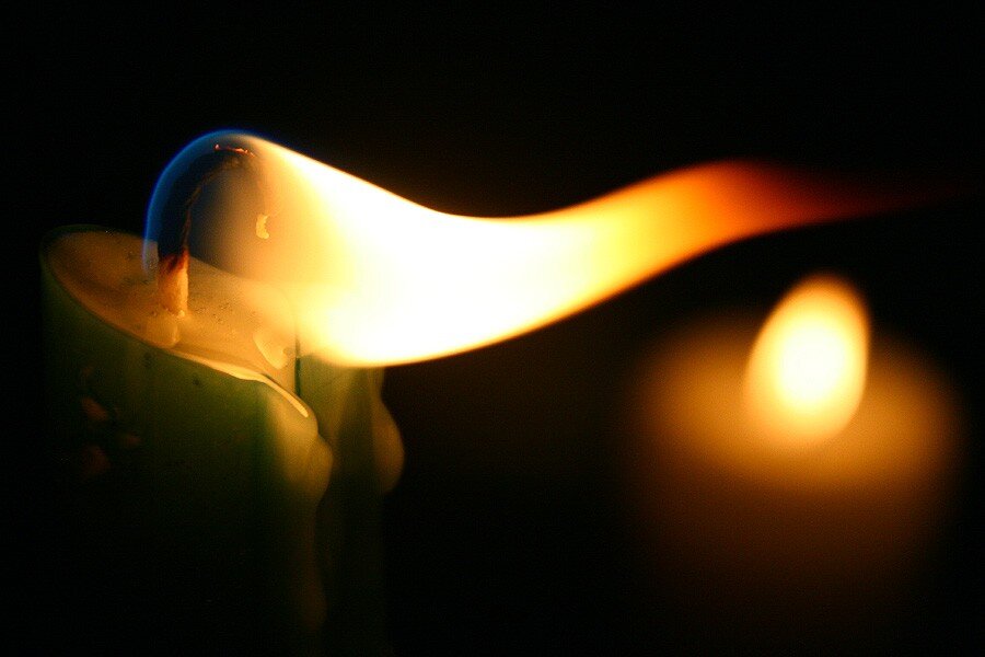Свеча горит в руке. Горящие свечи. В пламени свечи. Свеча гаснет. Свеча потухла.