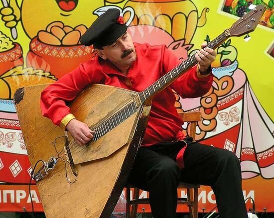 балалайки. балалайка три струны. балалайка струнный музыкальный инструмент. гриф балалайки. балалайка 2 струны.
