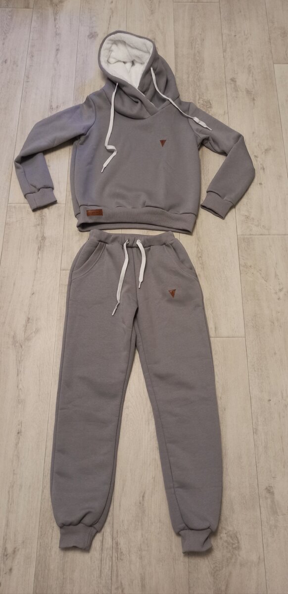 в теплом костюме будет очень комфортно выгуливать собаку по ближайшим дворам