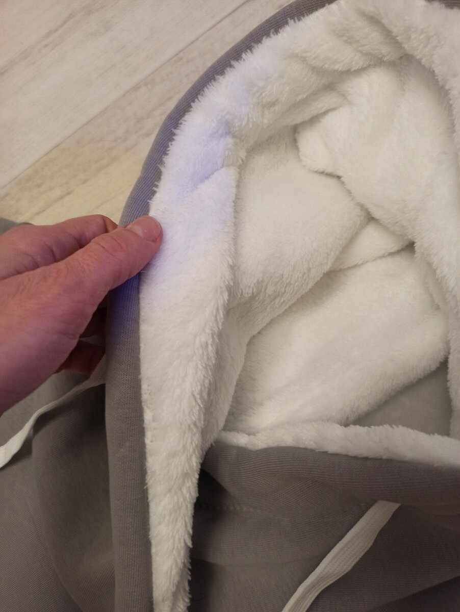 капюшон мягкий и очень приятный на ощупь