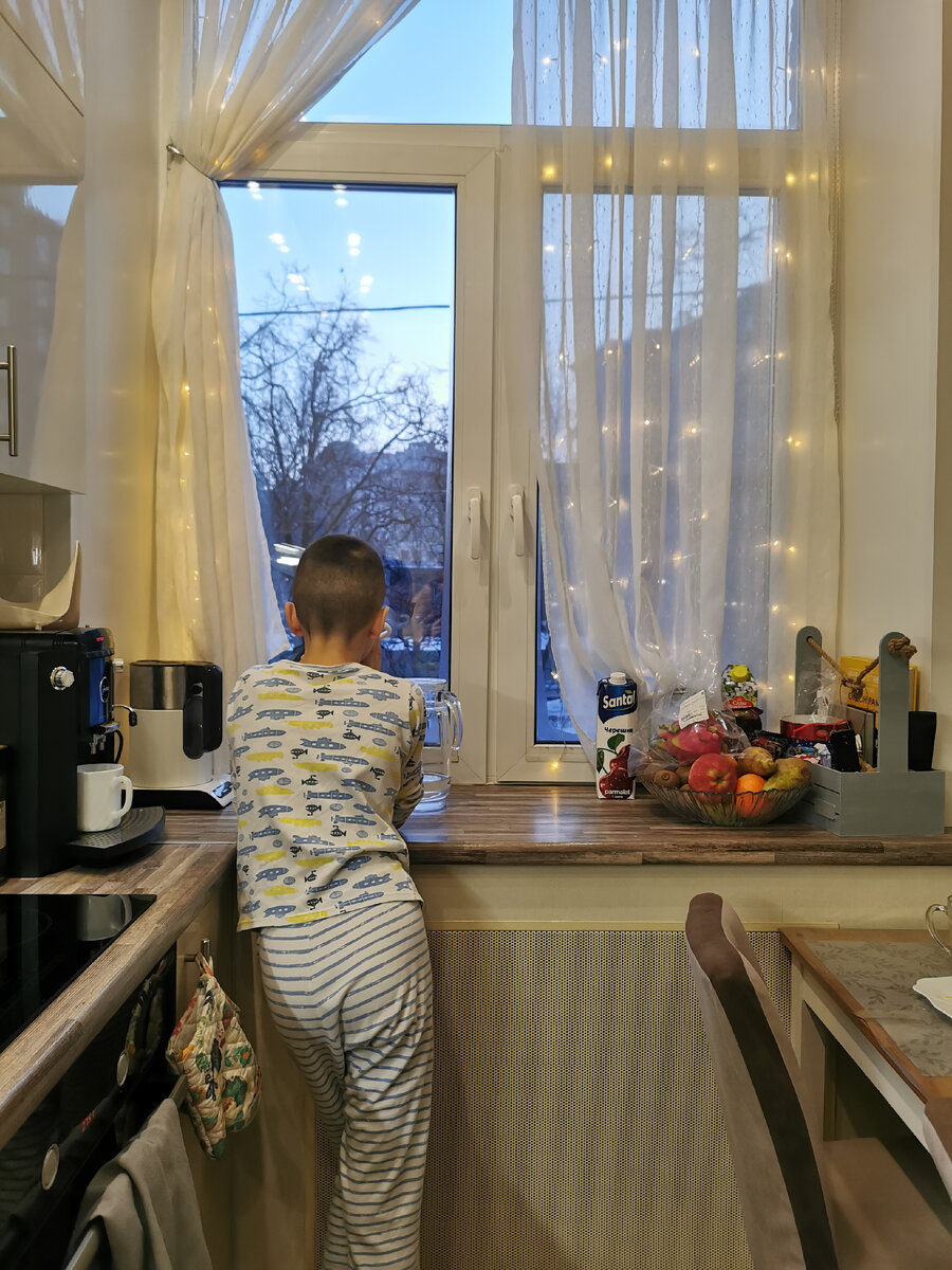 Он, правда, ещё в пижаме, значит времени было 7-45 примерно