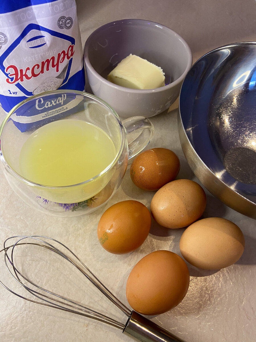 Не обращайте внимание на количество яиц на данном фото, я делала на больший объем:) на 9 капкейков из рецепта Вам понадобится 3 желтка!