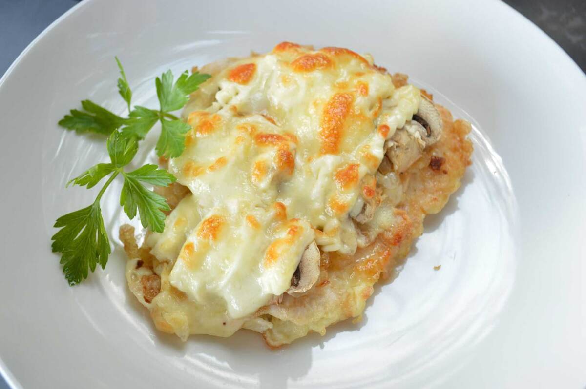 пицца на сковородке. готовим дома 3. женщина на кухне. готовка пищи.