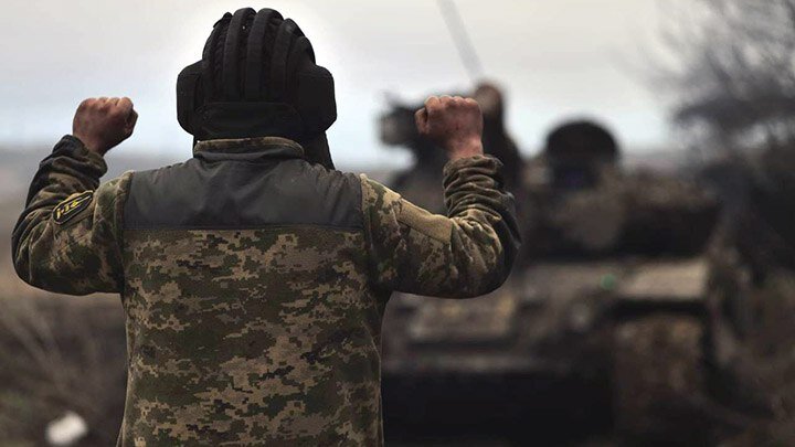 В РЕЗУЛЬТАТЕ ОЧЕРЕДНОГО УСИЛИЯ ПРОТИВНИК БЫЛ ВЫБИТ ИЗ ГОРОДСКОЙ ЗАСТРОЙКИ, А ИНДУСТРИАЛЬНЫЙ ПРОСПЕКТ, ЯВЛЯЮЩИЙСЯ ЧАСТЬЮ "ДОРОГИ ЖИЗНИ" ДЛЯ УКРАИНСКОГО ГАРНИЗОНА, ПЕРЕРЕЗАН. ФОТО: ТГ-КАНАЛ ZELENSKIY OFFICIAL