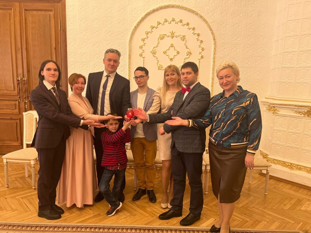   Одна из пар влюбленных на свадебной церемонии передала частичку огня семейного очага «Сердце России» многодетным семьям