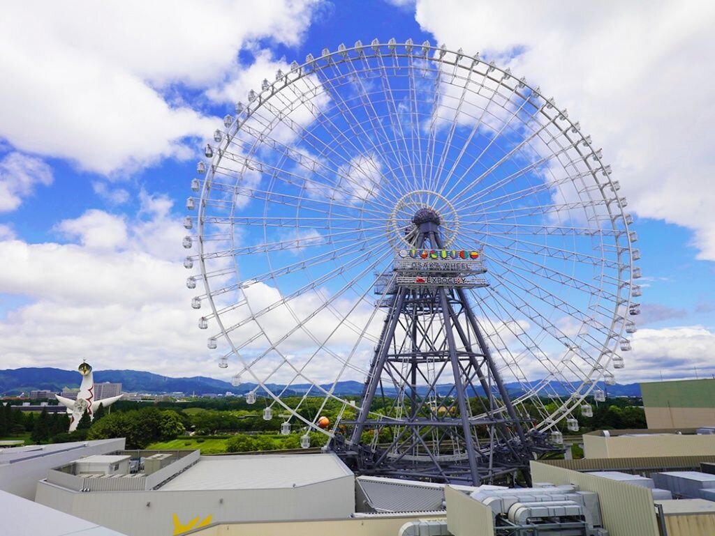 REDHORSE OSAKA WHEEL, ЯПОНИЯ. Если Вы считаете, что колесо обозрения - это безобидное и рядовое развлечение, то спешим рассказать о Redhorse Osaka, аттракционе высотой в 122 метра, в кабинках которого прозрачный стеклянный пол. Испытать себя на прочность во время 18-минутной поездки можно в японском городе Суйте, расположенном в шести часах езды от Токио.