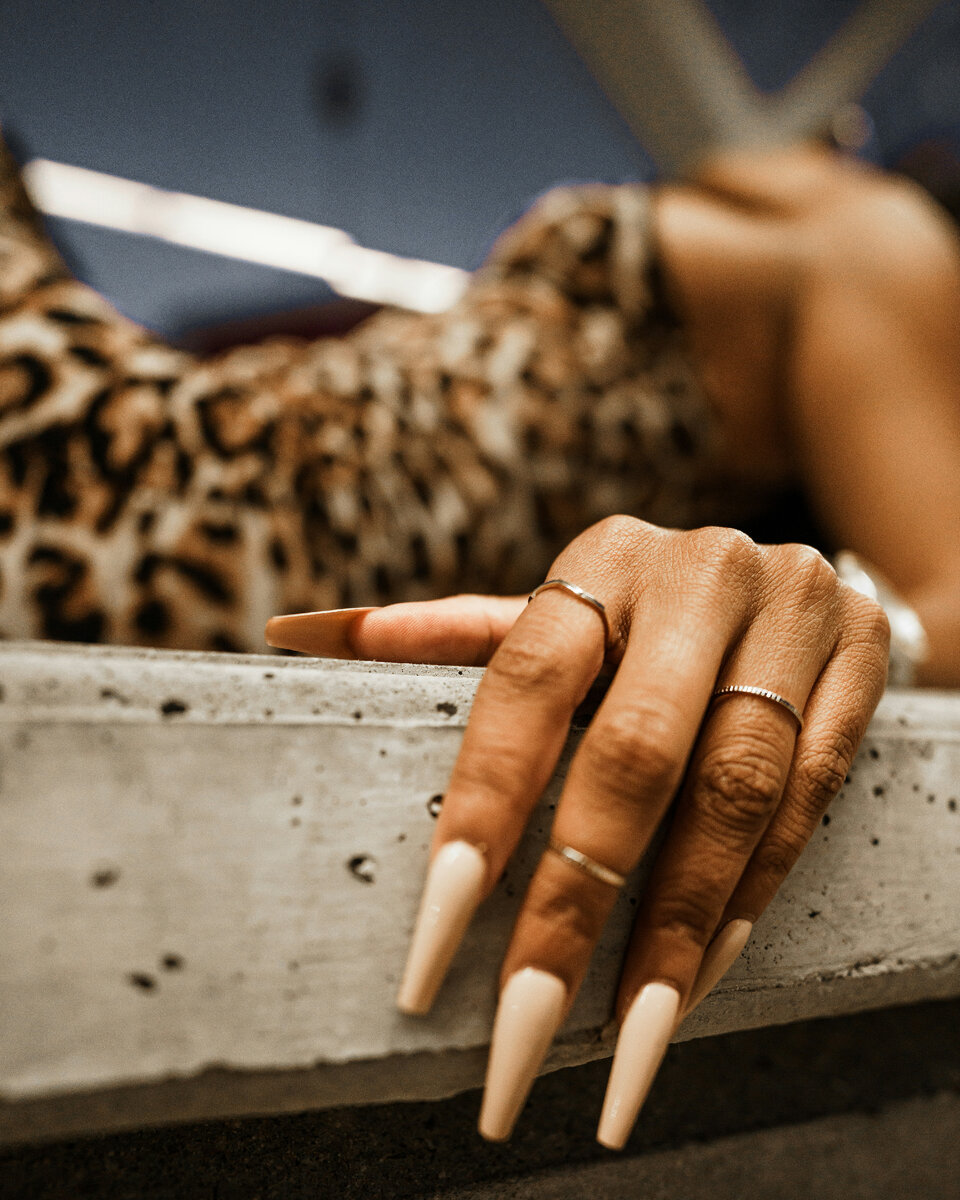 Трендовая форма и полоска золота у кутикулы/ Photo by Raul De Los Santos on Unsplash