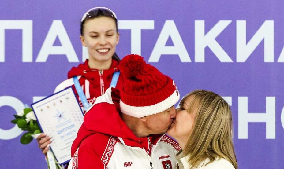    Конькобежцы Вадим Саютин и его жена олимпийская чемпионка Светлана Бажанова по-здравляют друг друга с золотом дочери Александры Саютиной на Спартакиаде. Фото: Соцсети Спартакиады-2024