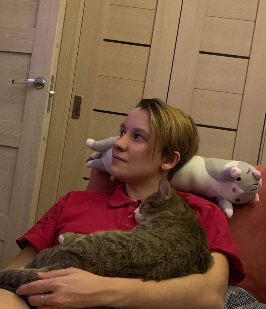 Микки очень любит отдыхать на ручках 