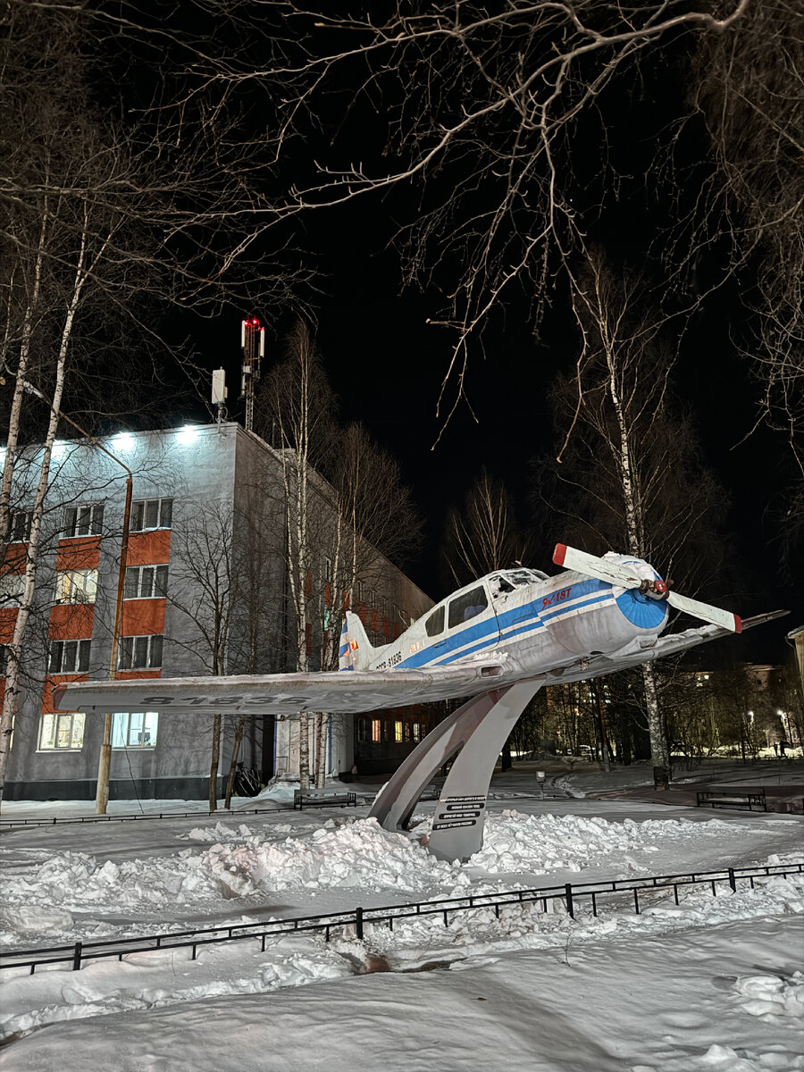 Аэропорт архангельск. Табло аэропорта южно-сахалинск-курилы. Аэропорт архангельск самолеты. Табло вылета талаги архангельск. Аэропорт талаги новый терминал.