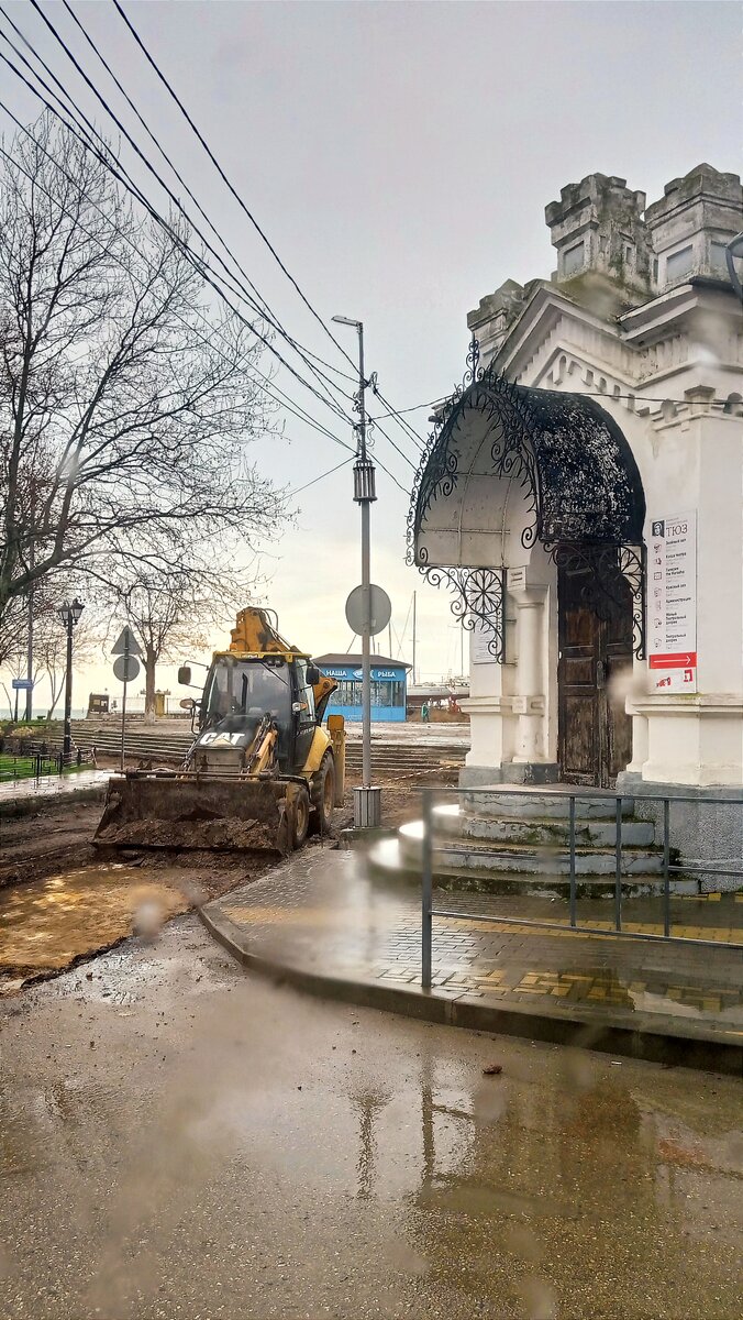 На подъезде к яхт-клубу, перекопали всё