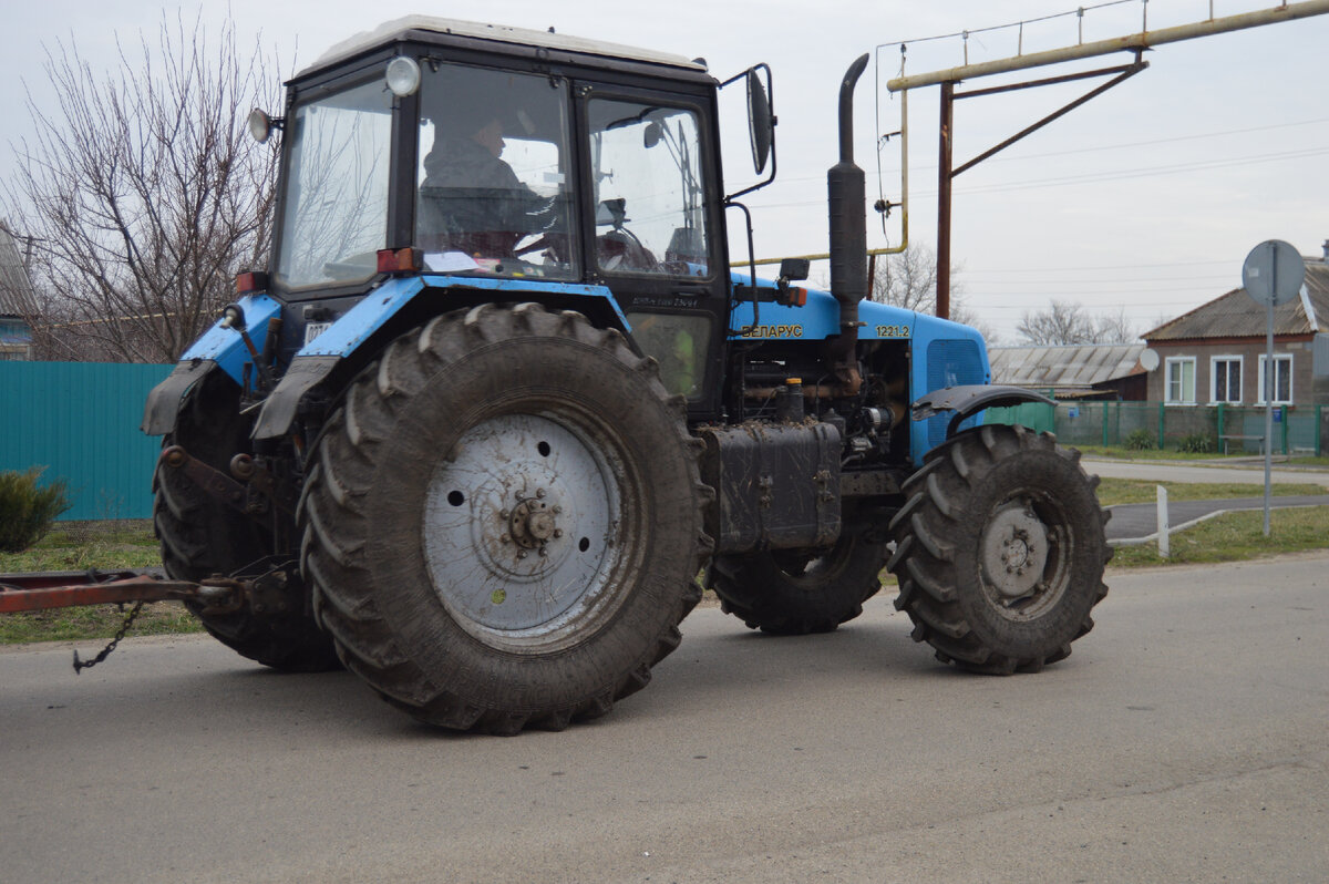Фото автора. 13.02.2024. Февральские окна на Кубани. Трактора вышли в поле, идёт подкормка озимых.