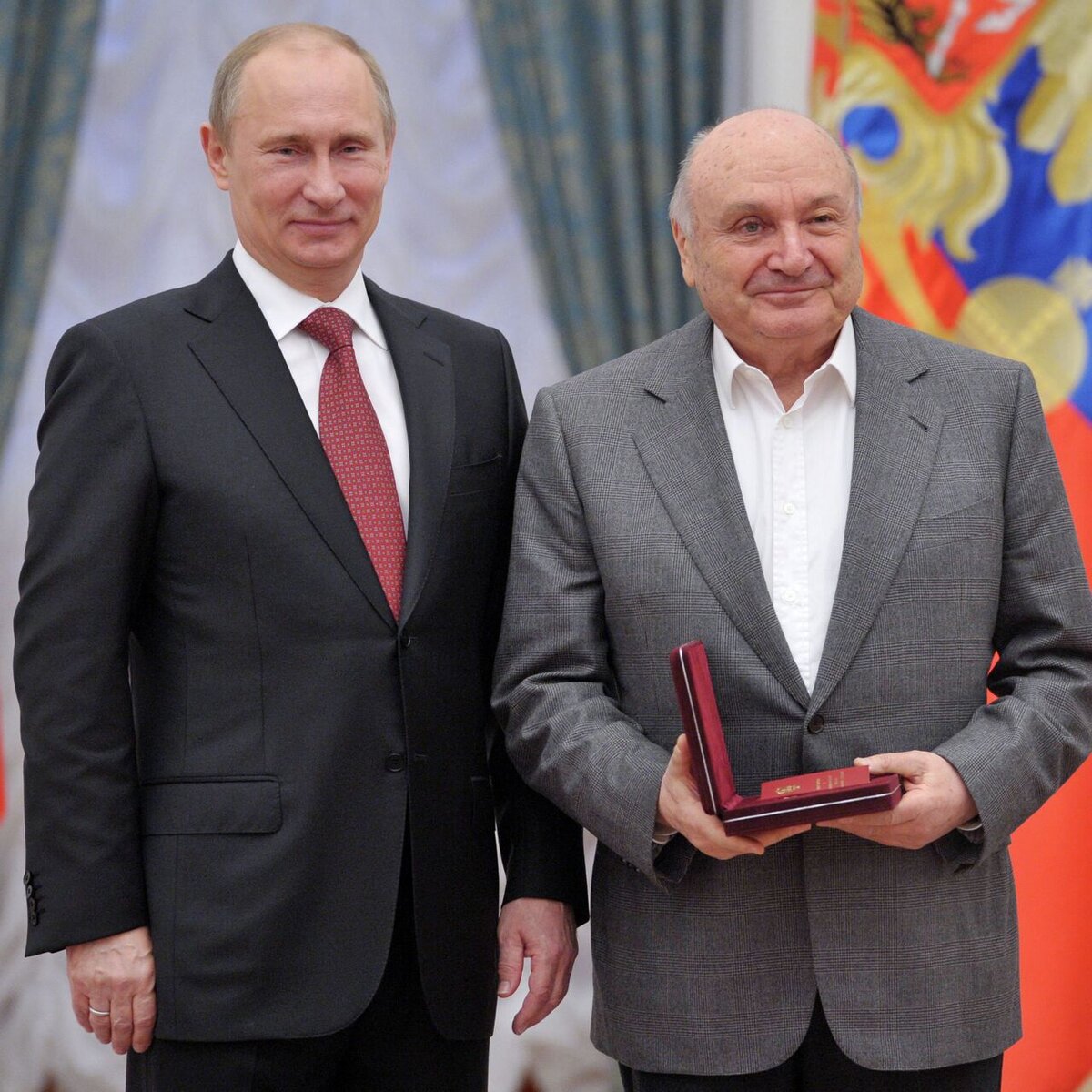Слева от памятника, президент РФ, если что