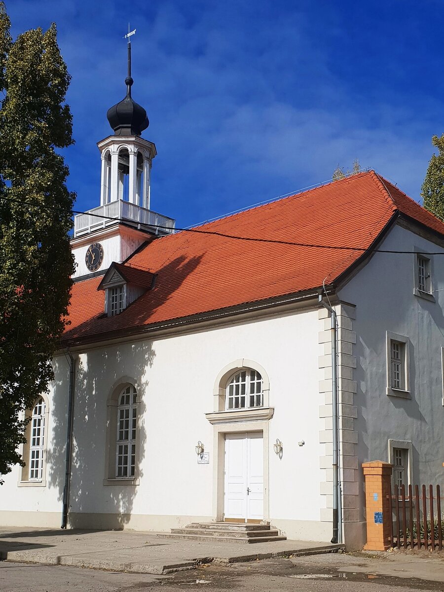 Выставочный комплекс «Старой Сарепты» занимает площадь в 7,1 га, включает 27 строений, из которых 23 - федеральные памятники XVIII – XIX веков, постоянные исторические и этнографические экспозиции, сменные выставки художников, фотографов, мастеров декоративно-прикладного творчества. На фото: Сарептская кирха, лютеранский (первоначально гернгутерский) храм 1772 года, старейшая из сохранившихся действующих в России протестантских церквей и старейшее каменное здание Волгограда.