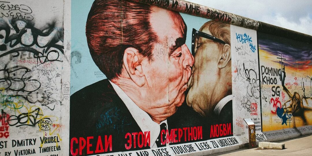 Зачем нужна была Берлинская стена и что она из себя представляла?