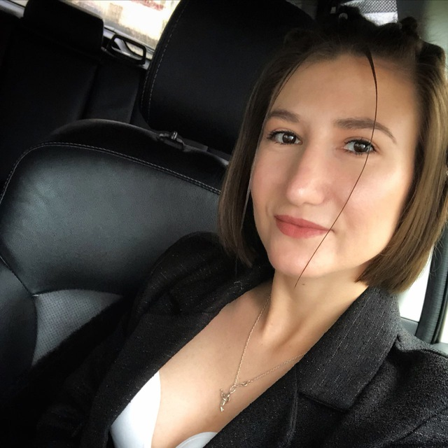 «Работаю, вообще не напрягаясь. Я проснулась, всю работу сделала и свободна. Сейчас ищу еще поставщиков, с двумя скучно».  Елена, выпускница курса Маниберриз.