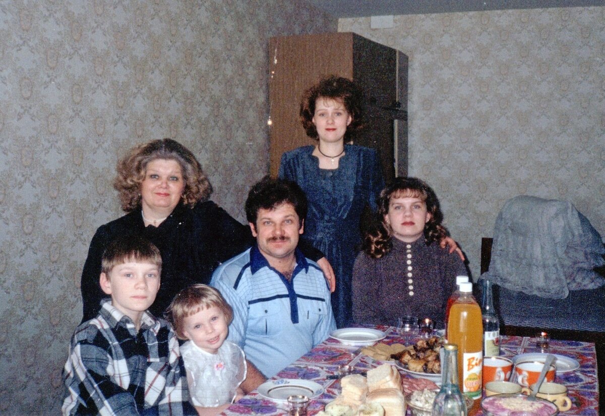 1996 год, день рождения кого-то из моих родственников. Я - крайняя справа, в платье с большим количеством пуговиц, тут мне 23 года.