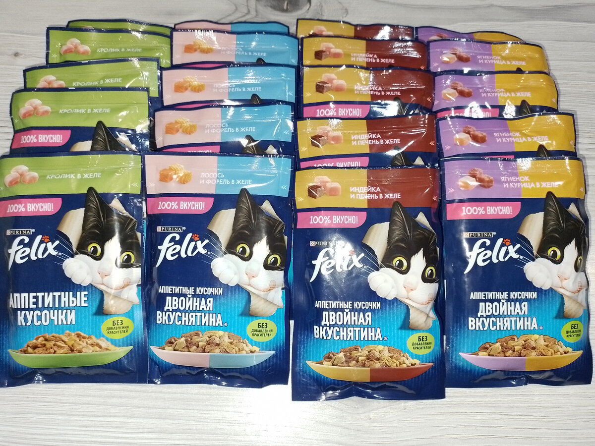 макарон лети. макаронные изделия сыпятся. паста с базиликом вектор. спагетти на белом фоне. летящие макароны.