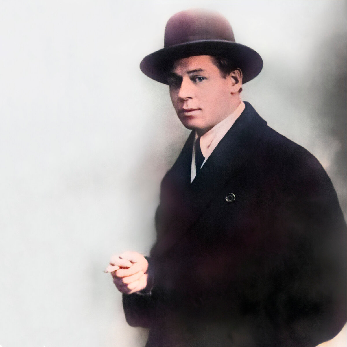 Есенин любовь хулигана есенин любовь хулигана. Грубым даётся радость нежным даётся печаль. Есенин портрет. Есенин жаль. Есенин жаль.